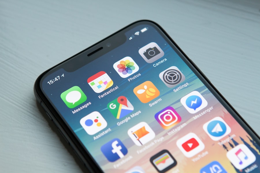 Persona escribiendo por WhatsApp desde su celular